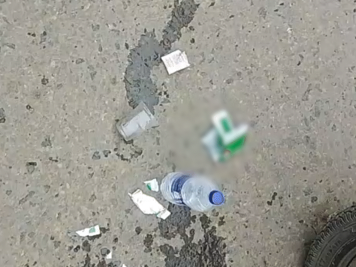 वीडियो में जमीन पर पानी की बोतल और सल्फॉस दिखाई दे रहा है।