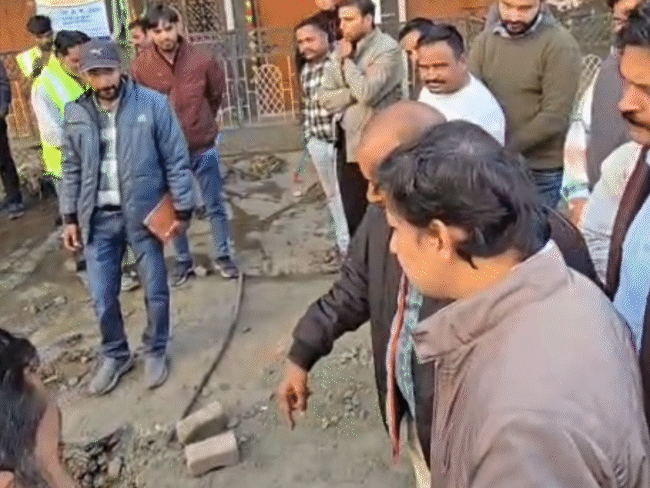 पूर्व विधायक आकाश विजयवर्गीय, स्थानीय पार्षद कमल वाघेला के साथ भागीरथपुरा पहुंचे। पाइपलाइन का काम देखा। वे मृतक गीता बाई के घर भी गए।