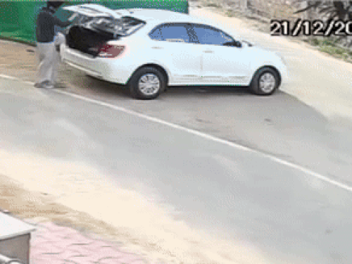 युवक ने दोस्त के दिए 46 लाख रुपए अपनी कार की डिग्गी में रखे थे।