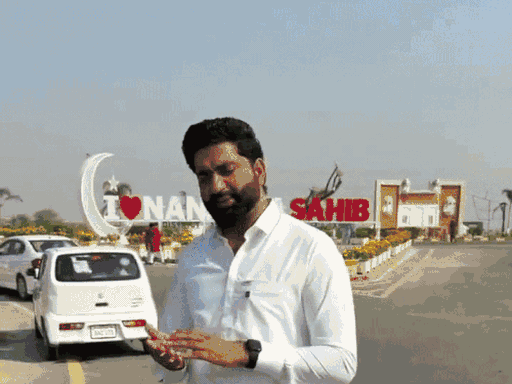 पाकिस्तान में पहुंचने वाले भारतीय सिख श्रद्धालुओं के जत्थे का स्वागत करते नासिर ढिल्लों।- फाइल फोटो