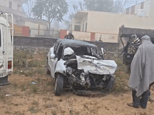 खाटूश्यामजी की तरफ जा रही स्विफ्ट कार में चार युवक सवार थे। इनमें से दो की मौत हो गई।