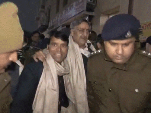 एडवोकेट अनिल मिश्रा व अन्य को कोर्ट से जेल ले जाते हुए पुलिस। - Dainik Bhaskar