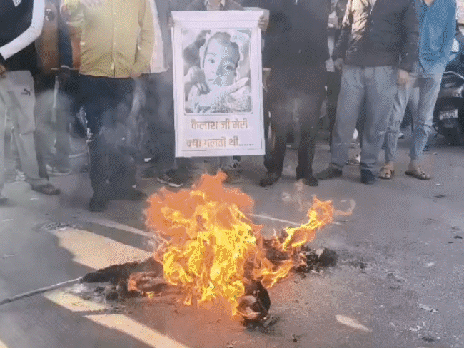 इंदौर में युवक कांग्रेस ने मंत्री कैलाश विजयवर्गीय का पुतला जलाया। NSUI ने महापौर के बैनर पर गोबर लगा दिया।