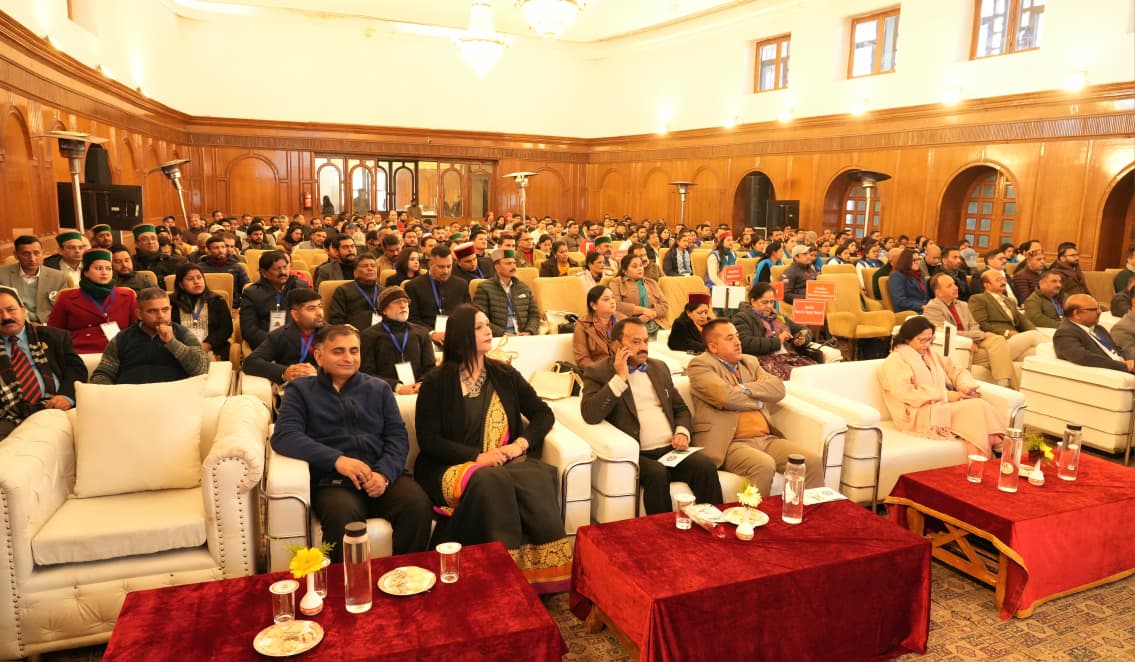 शिमला के पीटर हॉफ में आयोजित 'स्वच्छ शहर-समृद्ध शहर' कार्यक्रम में शामिल विभिन्न विभागों के अधिकारी-कर्मचारी और जनता।