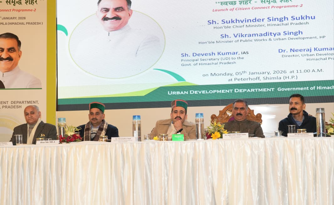 शिमला के पीटर हॉफ में 'स्वच्छ शहर-समृद्ध शहर' कार्यक्रम के दौरान मंच पर बैठे सीएम व अन्य।
