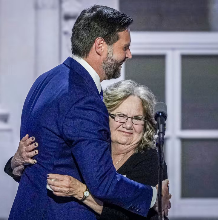 जेडी वेंस के चुनाव प्रचार के दौरान उनकी मां बेवर्ली।