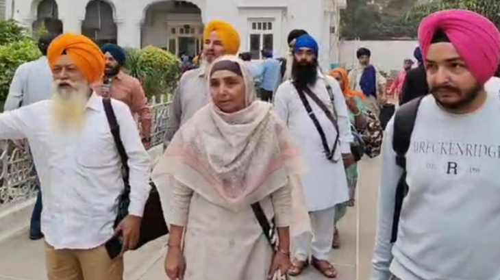 पाकिस्तान जाते सिख श्रद्धालु, इसी जत्थे में सरबजीत कौर भी गई थीं। - फाइल फोटो