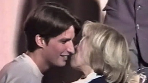 यह तस्वीर 1993 की है। एक नाटक में अभिनय करने के बाद मैक्रों को उनकी टीचर ने चूम लिया था।