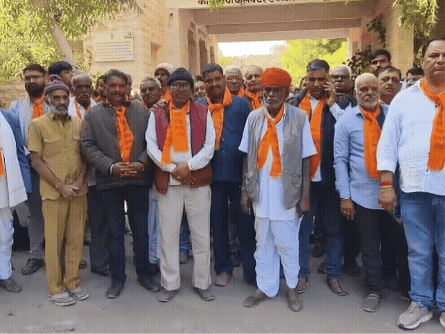 अपनी मांगों को लेकर जिला कलेक्ट्रेट में जांगिड़ समाज के लोग