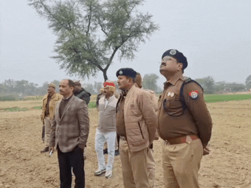 समाधान दिवस छोड़कर डीएम-एसपी मौके पर पहुंचे और जांच की।