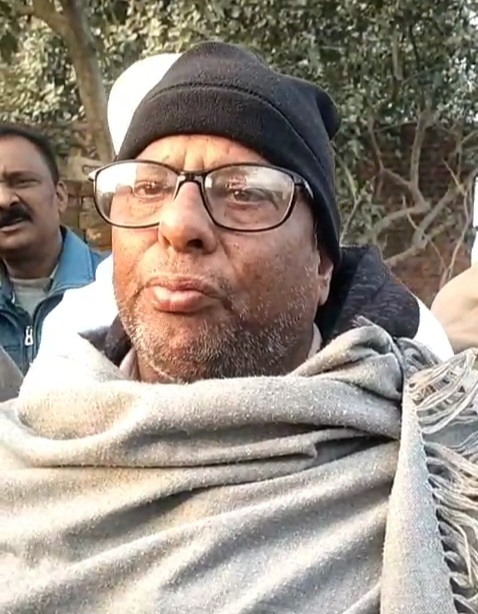 रणदीप के बारे में जानकारी देते दबखेड़ा गांव के सरपंच प्रतिनिधि स्वर्ण सिंह।