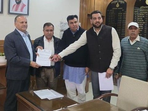 पंचकूला में वार्डबंदी को लेकर आपत्ति दर्ज करवाते हुए पूर्व चेयरमैन रविंद्र रावल व कांग्रेस जिलाध्यक्ष संजय चौहान। फाइल