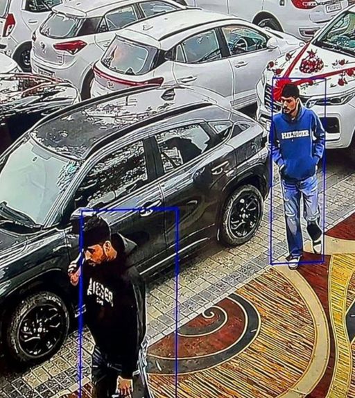 पुलिस सूत्रों के मुताबिक, मैरिज पैलेस के बाहर लगे CCTV से यह फोटो सामने आई है। इसमें दिख रहे इन 2 युवकों पर सरपंच को गोलियां मारने का आरोप है। इनकी पहचान नहीं हुई है।