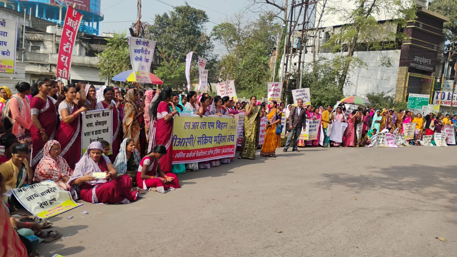 राजीव गांधी चौक पर धरना दे रही हैं महिलाएं।