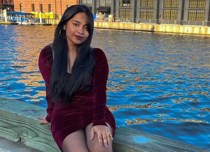 अमेरिका में किसी पूल के किनारे बैठी निकिता। यह फोटो उसने इंस्टाग्राम पर शेयर की थी।