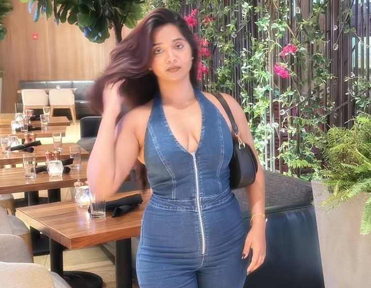 निकिता ने किसी रेस्टोरेंट में यह फोटो खिंचवाई है।