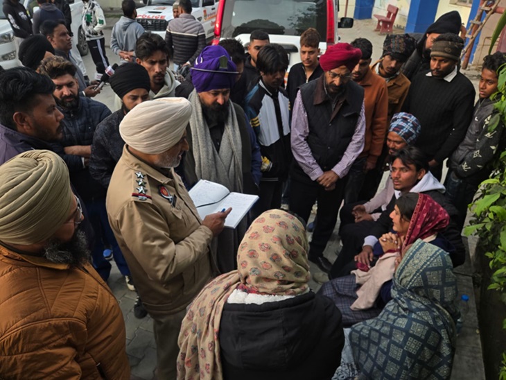 अस्पताल में परिजनों के बयान लेते हुए पुलिस कर्मचारी।