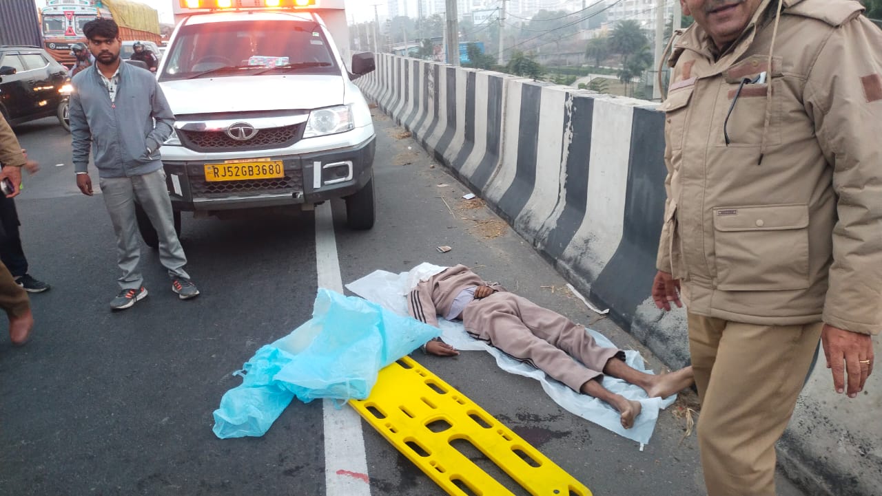 एक्सीडेंट के बाद मौके पर मृत पड़ा एक युवक।