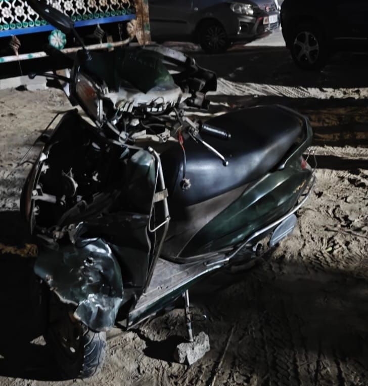 एक्सीडेंट के बाद मुरथल थाने में खड़ी युवकों की स्कूटी।