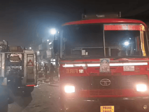 दमकल की गाड़ियां मौके पर पहुंची।