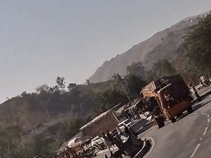 दोनों क्षतिग्रस्त वाहनों को क्रेन की मदद से हाईवे से साइड करवाया गया। जिसके बाद ट्रेफिक व्यवस्था बहाल कराई गई।