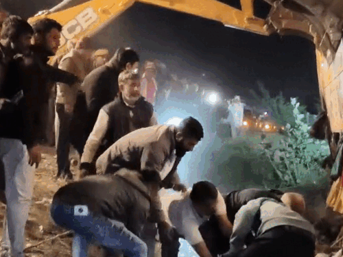 नेशनल हाईवे पर स्लीपर बस के दुर्घटनाग्रस्त होने के बाद चीख-पुकार मच गई थी। शीशे तोड़कर यात्रियों को बाहर निकाला गया।