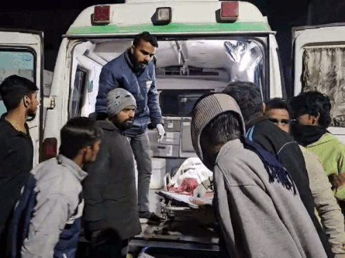 रविवार देर रात करीब 11 बजे जालोर के अहोर इलाके में नेशनल हाईवे पर हादसा हुआ। दंपती सहित तीन लोगों की मौत हो गई है।