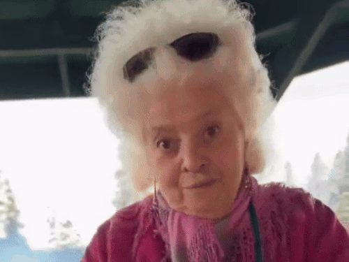 दिलजीत को बादाम खिलाती विदेश महिला।