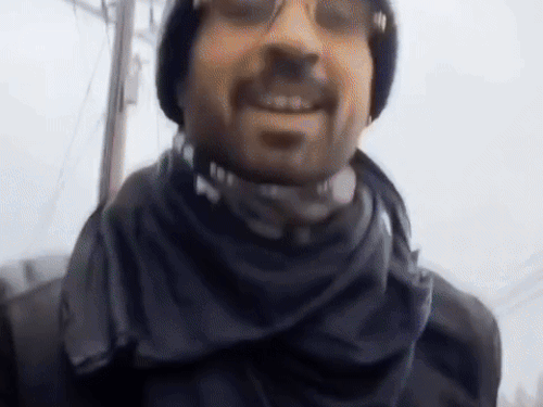 बारिश में भीगने के बाद छतरी और टोपी खरीदी, फिर सैर करने निकले दिलजीत ।