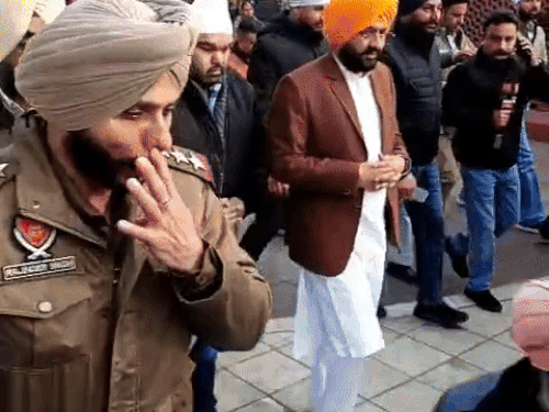 पैदल श्री अकाल तख्त साहिब में दर्शन और पेशी के लिए जाते हुए मंत्री सौंध।