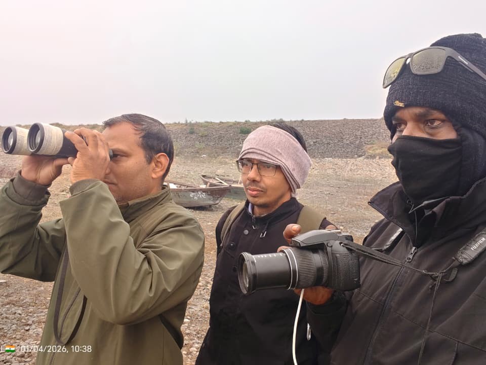 पक्षियों की गणना करती टीम।