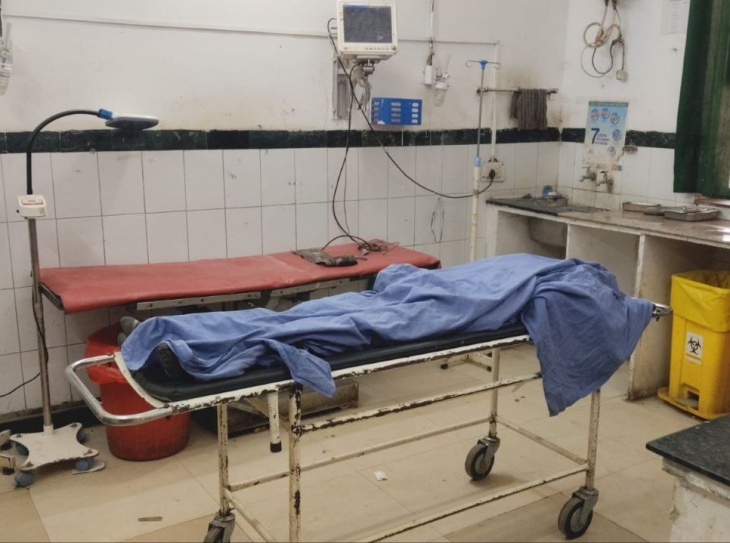 पाली के बांगड़ हॉस्पिटल में पड़ी युवक की बॉडी।