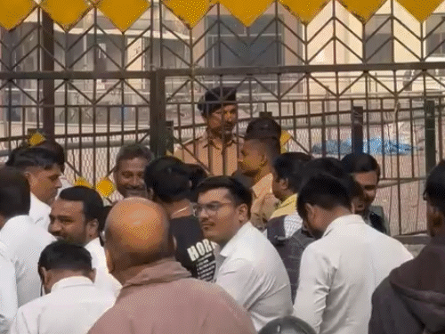 बम की धमकी के बाद सूरत कोर्ट परिसर को खाली कराया गया।