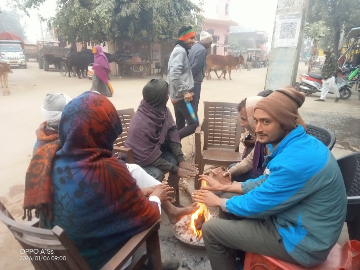 सर्दी से बचने के लिए लोग चौराहों तिराहों पर अलाव तापते नजर आए।