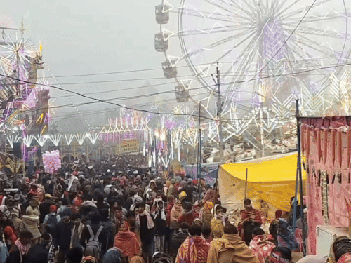 मेले के दौरान लोगों के बीच बड़े-बड़े झूले और चकरी आकर्षक के केंद्र बने हुए हैं।
