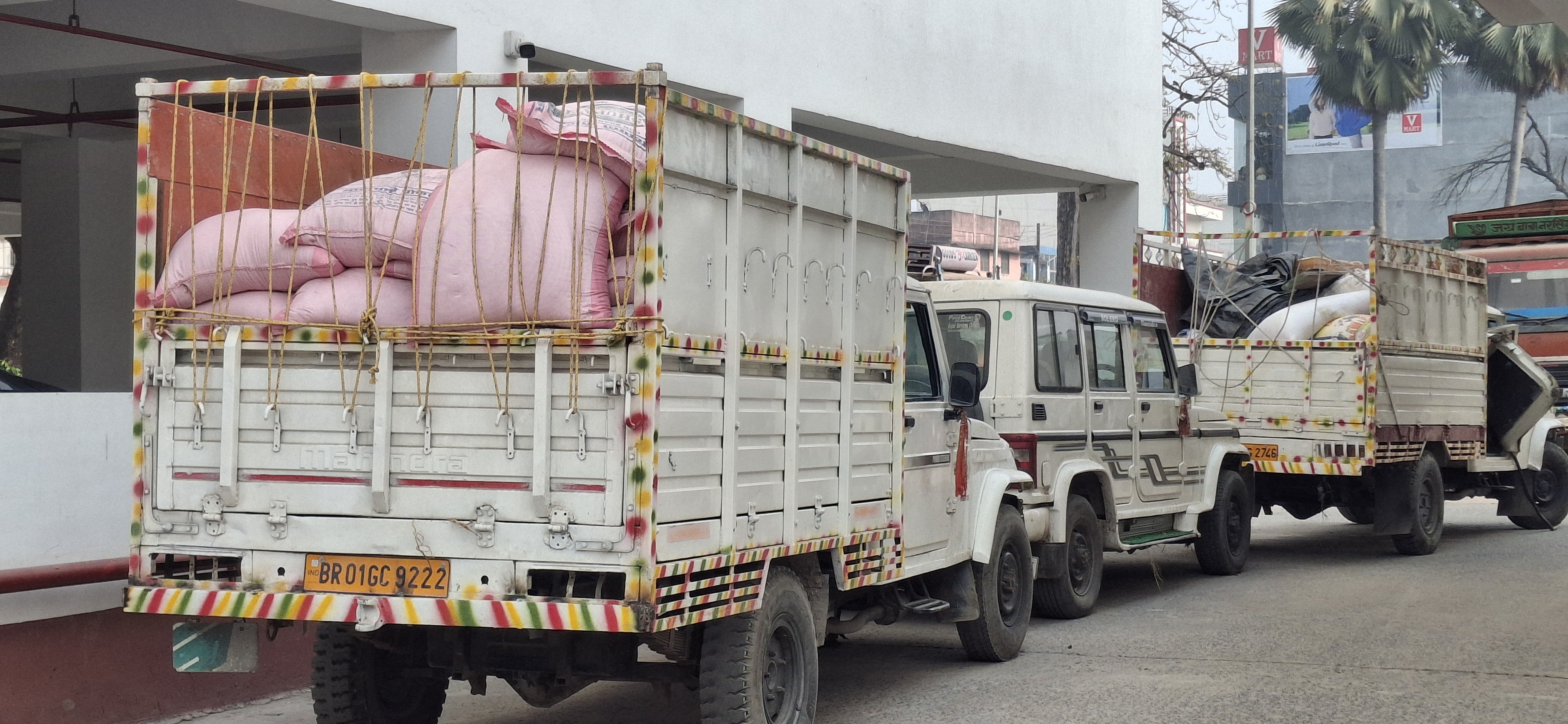 गाड़ी जब्त हुई है।