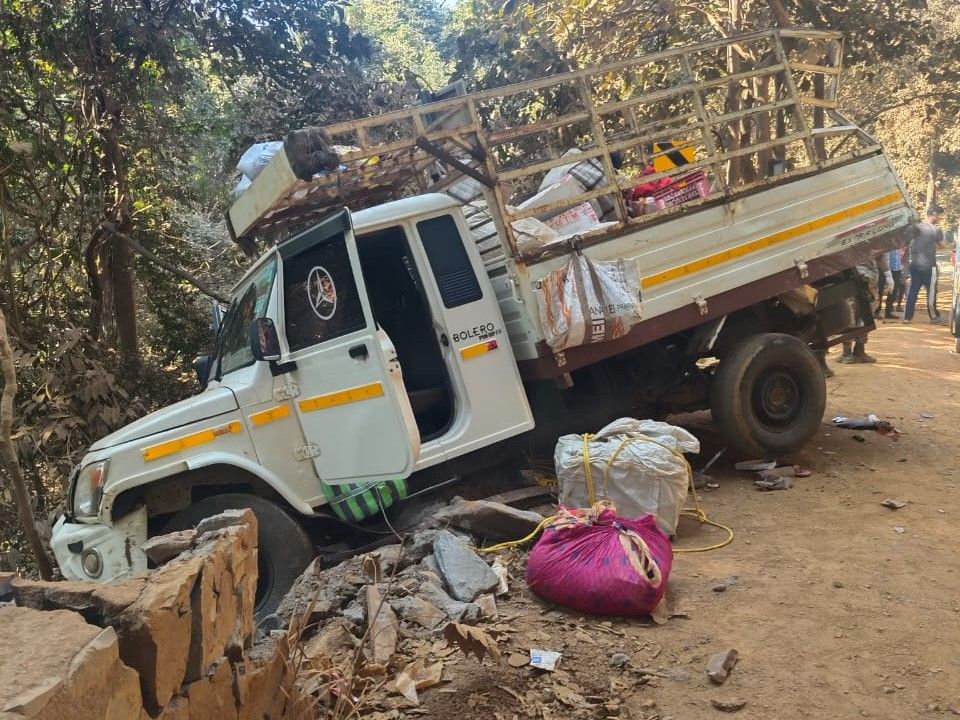 ट्रक और पिकअप की टक्कर में 3 ग्रामीणों की मौत।