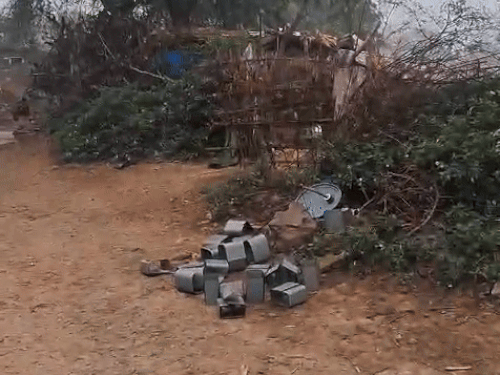 ग्रामीणों ने सुबह देखा तो ट्रांसफार्मर का सामान बिखरा था।
