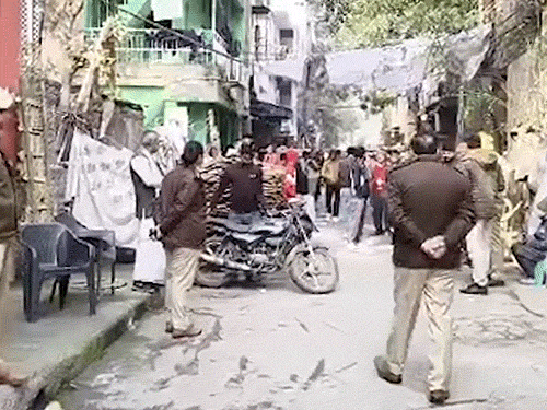 पुलिस और फोरेंसिक टीमों ने त्रिलोकपुरी में क्राइम सीन का मुआयना किया। - Dainik Bhaskar