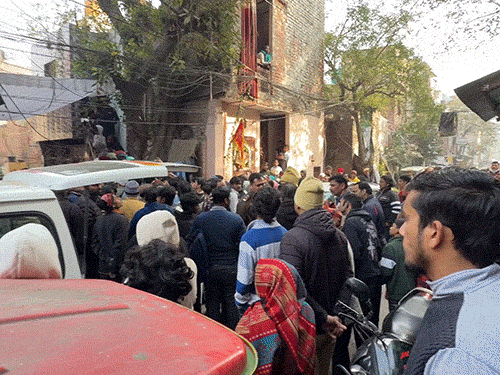 घटना के बाद बड़ी संख्या में लोग मोहित के घर के बाहर जमा हो गए।