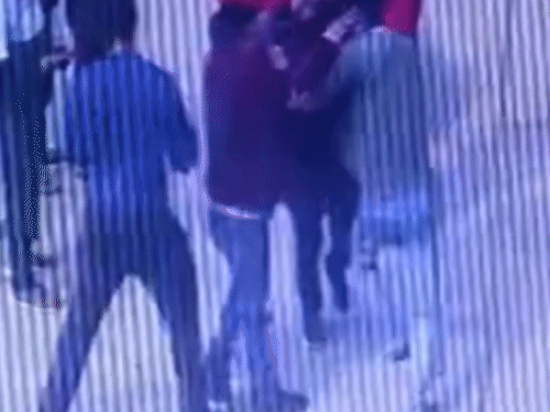 इस दौरान सेल्समैनों ने सचिन लोधा से मारपीट शुरू कर दी। पेट्रोल पंप के सेल्समैनों ने एकराय होकर सचिन लौधा को पीटा।