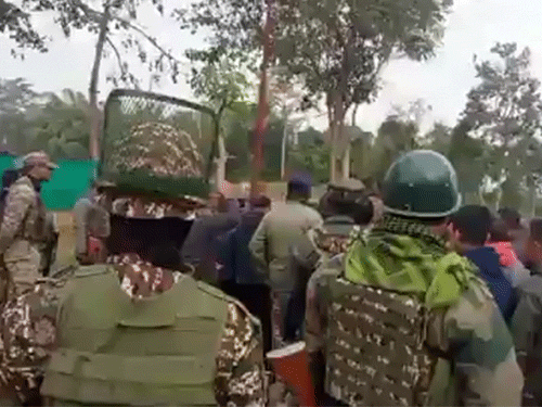 बिष्णुपुर जिले के पुलिस अधीक्षक सहित वरिष्ठ पुलिस अधिकारियों ने स्थिति का जायजा लेते हुए। - Dainik Bhaskar