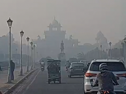 जयपुर में मंगलवार को सीजन का सबसे घना कोहरा और कड़ाके की सर्दी रही।