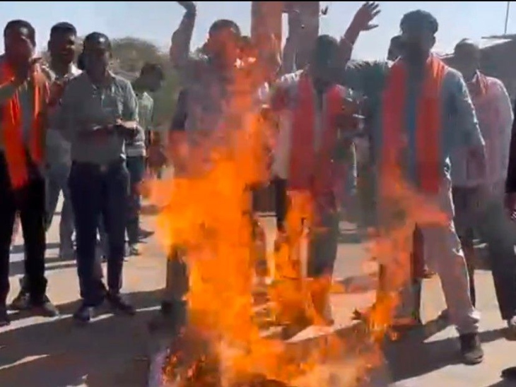 लोरमी में भूपेश बघेल का पुतला जलाया गया।