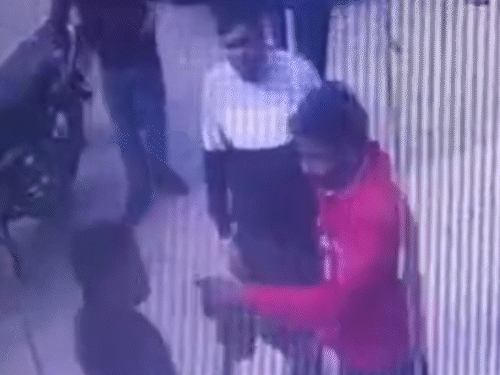 जाटौली निवासी सचिन लोधा पेट्रोल पंप के सेल्समैनों से बात करने गया।