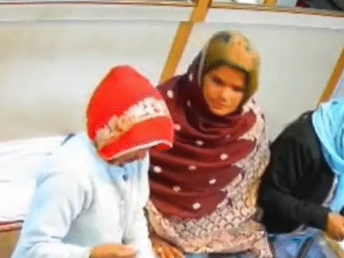 आरोपी महिलाएं ज्वेलर से नजर बचाकर चांदी की पायलों की पूरी ट्रे शॉल में छिपाकर चुरा ले गईं।