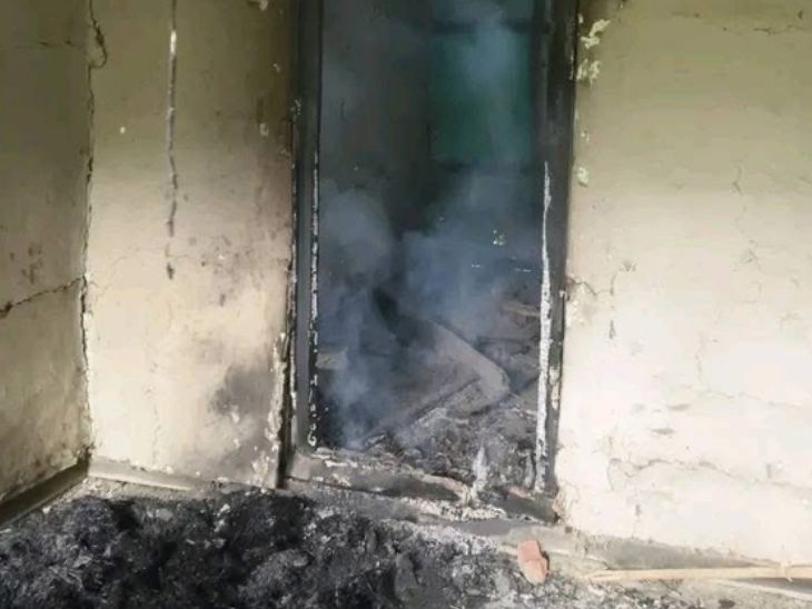 ब्लास्ट से एक कमरे के दरवाजा उड़ गया था।