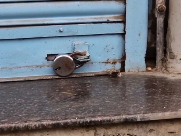 बठिंडा में एक दुकान पर लगा ताला।