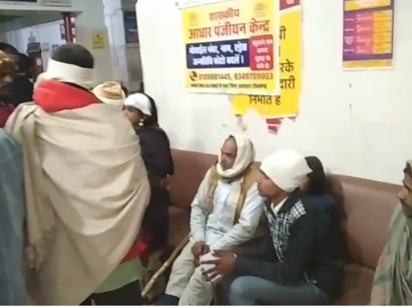 घायलों को इलाज के लिए जिला अस्पताल लाया गया है।