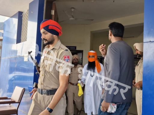 आरोपी बाबा को गिरफ्तार ले जाती पुलिस। फाइल फोटो।